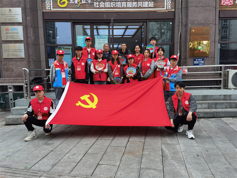 1619619172616887.jpg 我与党旗合影.jpg