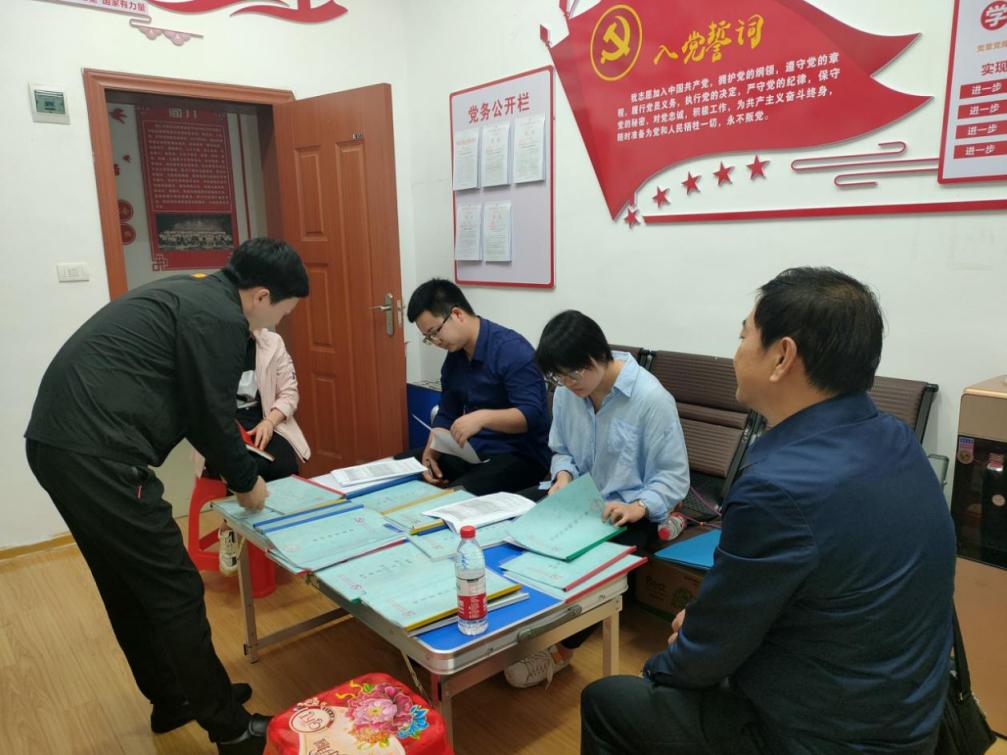检查组审阅相关材料.jpg
